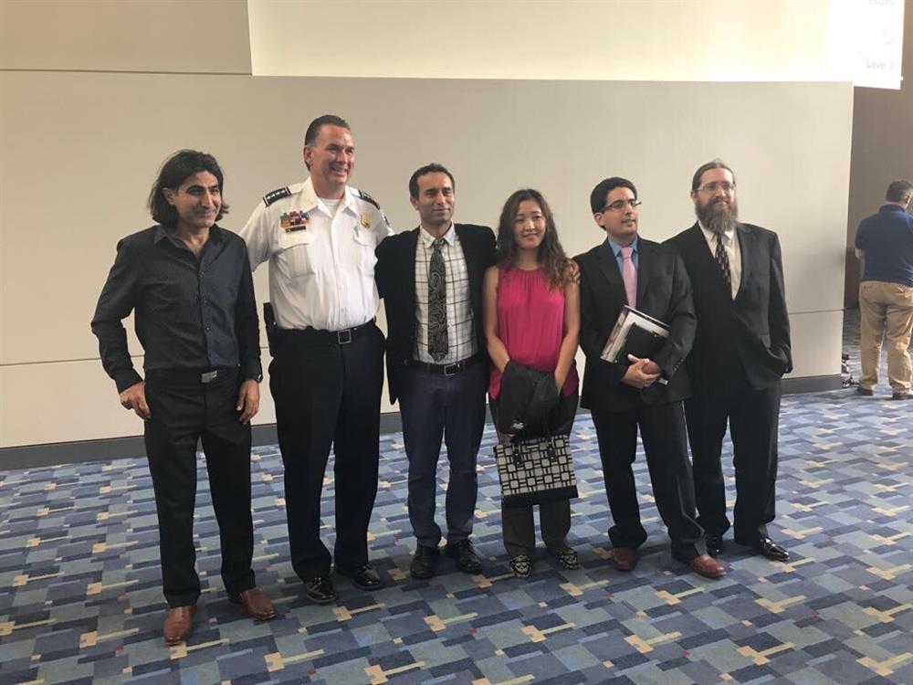 DC Polis Müdürü Newsham, kavganın yaşandığı gün orada bulunan PKK yanlıları ile fotoğraf çektirdi.