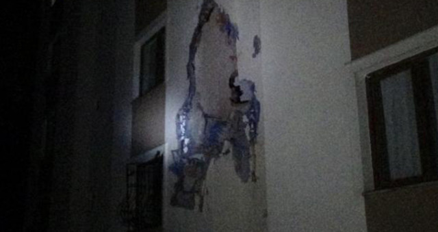 Yamaçtan Kopan Kayalar 10 Katlı Binanın Üzerine Düştü, Vatandaşlar Evlerini Terk Etti