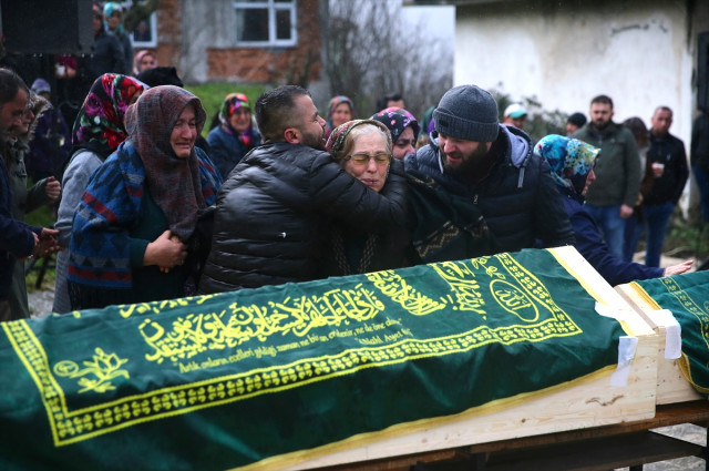Yangında Ölen 3 Kardeşin Cenazesi Yan Yana Koyuldu, Babanın Tabutlarına Bakışı Yürekleri Dağladı