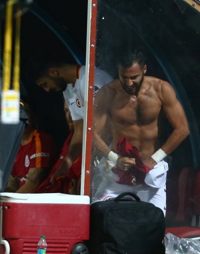 Yasin Öztekin yedek kulübesine geldikten sonra sinirli haliyle dikkat çekti.