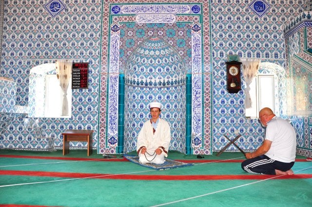 Yeni atanan imam caminin kıblesinin yanlış olduğunu fark edince 67 yıllık hata düzeltildi