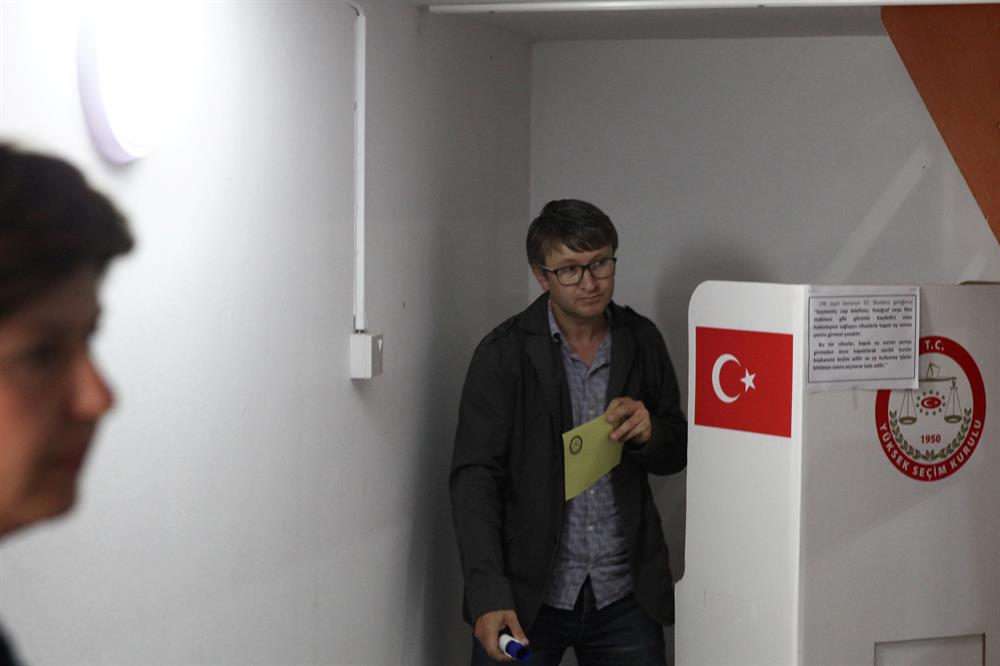 KKTC’de ikamet eden Türk vatandaşları, Türkiye'de 16 Nisan'da yapılacak anayasa değişikliği halk oylaması için bu gün başkent Lefkoşa’da oy verme işlemine başladı.