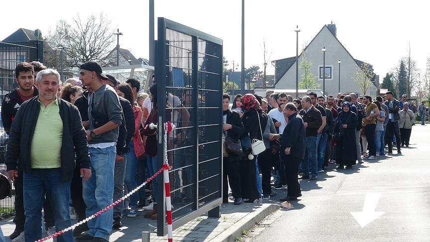 Almanya'da cumhurbaşkanlığı hükümet sistemi halk oylaması için 13 noktada kurulan sandıklarda oy kullanmak isteyen vatandaşlar uzun kuyruklar oluşturdu.