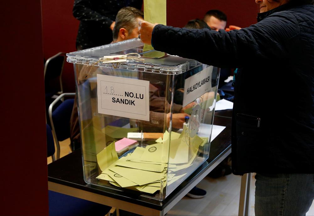 94 bin 32 kayıtlı seçmenin bulunduğu İsviçre'de Bern, Cenevre ve Zürih başkonsolosluklarında oy kullanma işlemi devam ediyor.