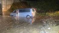 Alt geçitte araç içerisinde mahsur kalan anne-oğul kurtarıldı