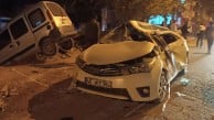 Araç park halindeki otomobilin üzerinden uçtu