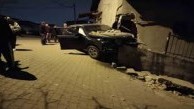 Ataşehir’de kontrolden çıkan otomobil, yıktığı istinat duvarında asılı kaldı