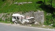 Ayder yolunda feci çarpışma! Lüks otomobil ile ticari araç kafa kafaya girdi, 3 yabancı çocuk yaralandı!