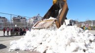 'Babam olsaydı benimle oynardı' dedi Belediye Başkanı Okul bahçesine kamyonla kar getirdi
