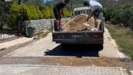 Baktılar CHP'li Marmaris Belediyesi, bozuk yolları tamir etmiyor! Kürekleri ellerine alıp davrandılar