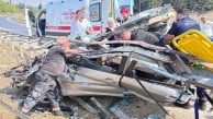 Bariyere çarpan otomobilden geriye demir yığını kaldı