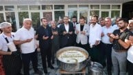 Başkan Toptaş önce aşure dağıttı, sonra vatandaşların sorularını yanıtladı