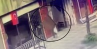 Bayrampaşa'da tuhaf hırsızlık: Apartmanın kapısını söküp götürdü!