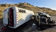 Bingöl'de hezimete dönen ihmal! Yolcu midibüsü ile kamyonet çarpıştı, 12 kişi yaralandı!