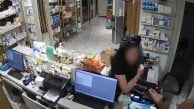 Bir garip hırsızlık Eczane basıp ilaç çalan kadın yakalandı