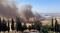 Büyükçekmece'de korku dolu anlar! Buğday tarlasındaki yangın rüzgârın etkisiyle büyüdü