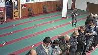 Camide cemaate gaz sıkan manyağa meydan dayağı: Sosyal medyada paylaşılınca tekrar gündem oldu! Saldırgan tekme tokat işte böyle dışarı atıldı