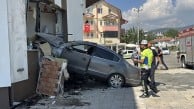 Camiye çarpıp imamın odasına dalan otomobildeki 2 kişi yaralandı