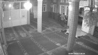 Camiye ibadet için değil hırsızlık için girdi! Mübarek cami çatısı altında pes dedirten hırsızlık!