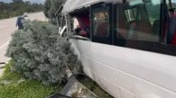 Çanakkale’de minibüs refüjdeki ağaca çarptı; baba-oğul yaralandı