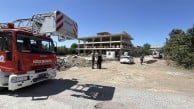 Çatıya çıkan kadını polis yalvar yakar ikna etti