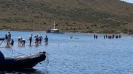 Cunda'da faciadan dönüldü! Denizin ortasında akıntıya kapılan tatilciyi Huni Mustafa kurtardı!