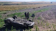 Düz yolda giderken taklalar atarak tarlaya uçtular! İkisi de öldü