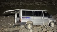  Düzensiz göçmen taşıyan minibüs şarampole devrildi