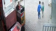 Esenler’de kediye bıçakla zarar veren çocuklar kendilerini uyaran kadının üzerine yürüdü