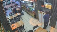 Esenyurt'ta can pazarı! Restoran sahibi saniyeler içinde müşteriyi ölümün kıyısından çekip aldı!