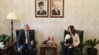 Eskişehir'de bayrağı yerden alan kuryeye Vali Yılmaz'dan teşekkür, bayrak ve hediye