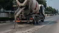 Harç dökerek ilerleyen beton mikserinin sürücüsüne ceza kesildi