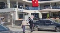 Hatay’da polisin, yolun karşısına geçmekte zorlanan kişiye yardım ettiği anlar kamerada