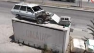 Hırsızlardan bıktı otomobili konteynerin üzerine taşıdı