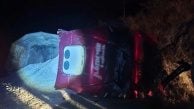 Kamyon devrildi, yol trafiğe kapandı