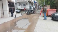 Karamürsel'de altyapı çalışmasında ana su borusu patladı! Sokak göle döndü!