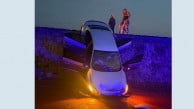 Kazılan yola uçtu, askıda kaldı! Otomobildeki 2 kişi yaralandı