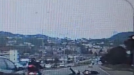 Motosikletin yayaya çarpması sonucu 2 kişi yaralandı; kaza anı kamerada