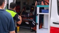 Önce kaza yaptıran köpek sonra gelip ambulansın kapısında bekledi