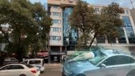Otelin 6. katından otomobilin üstüne düşen kadın ağır yaralandı