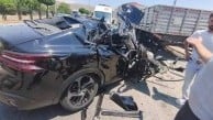 Oto-pilot değil adeta ölüm tuzağı! Sivas'ta tır dorsesine arkadan çarpan lüks Tesla hurdaya döndü!