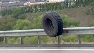 Otoyolda dehşet anları! Tırdan kopan lastik metrelerce yuvarlandı
