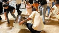 Paraların toplandığı gören davulcu, davulu kırıp içini parayla doldurdu