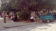 Parkta oturan kişiyi döner bıçağıyla döner keser gibi kesip kaçtı