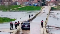Polisi göre göre tehlikeli köprüden geçtiler! Suya düşme tehlikesi atlattılar