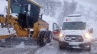 Tokat'ta yolu kardan kapanan köyde rahatsızlanan hasta ekiplerce hastaneye ulaştırıldı