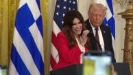 Trump'ın eski gelini büyükelçilikten kovuluyor: Kirli pazarlık patronu çileden çıkardı!