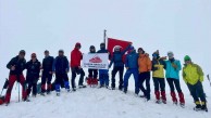Uludağ'da mayıs sürprizi! Bursalı dağcılar kar engelini aşarak zirvede ay yıldızlı bayrağımızı dalgalandırdı!