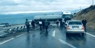 Van'da sürücüsünün hakimiyeti kaybettiği tır bariyerlere çarparak durdu