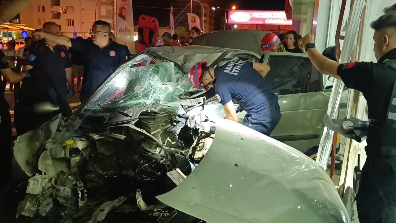 Adana'da Kontrolden Çıkan Otomobil Mağazaya Girdi: 1 Yaralı